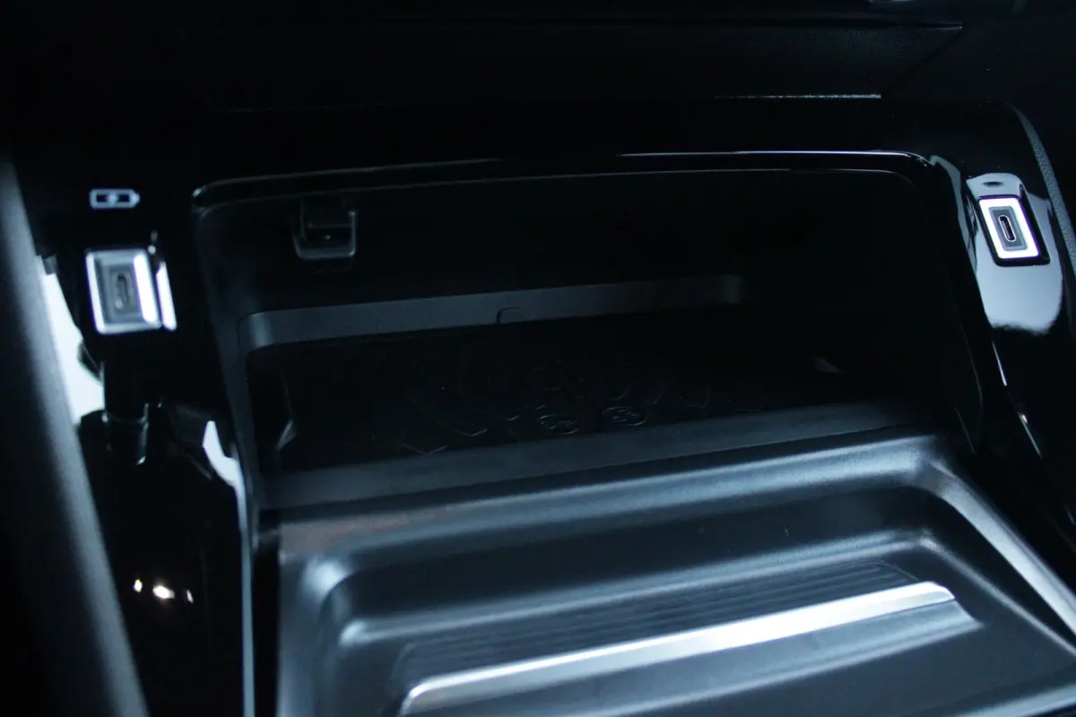 EV GT PACK 156PK 54 kWh | PANORAMISCH SCHUIF/KANTEL DAK | ALCANTARA EXECUTIVE INTERIOR INCL. VERWARMBARE VOORSTOELEN EN ELEKTRISCH VERSTELBARE BESTUURDERSSTOEL MET MASSAGE FUNCTIE | 18" LICH