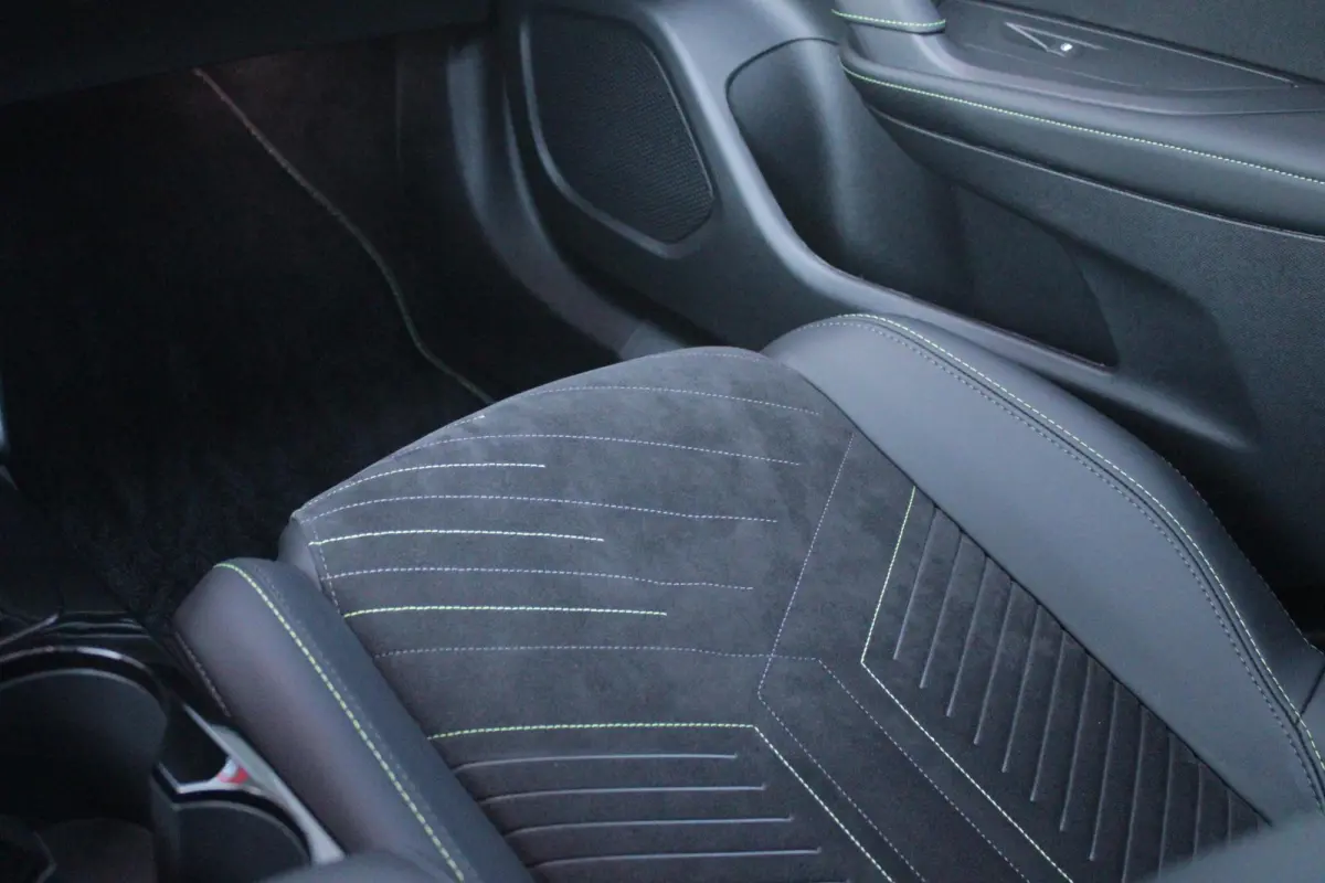 EV GT PACK 156PK 54 kWh | PANORAMISCH SCHUIF/KANTEL DAK | ALCANTARA EXECUTIVE INTERIOR INCL. VERWARMBARE VOORSTOELEN EN ELEKTRISCH VERSTELBARE BESTUURDERSSTOEL MET MASSAGE FUNCTIE | 18" LICH