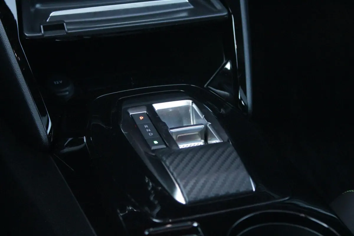 EV GT PACK 156PK 54 kWh | PANORAMISCH SCHUIF/KANTEL DAK | ALCANTARA EXECUTIVE INTERIOR INCL. VERWARMBARE VOORSTOELEN EN ELEKTRISCH VERSTELBARE BESTUURDERSSTOEL MET MASSAGE FUNCTIE | 18" LICH