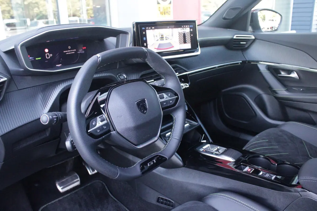 EV GT PACK 156PK 54 kWh | PANORAMISCH SCHUIF/KANTEL DAK | ALCANTARA EXECUTIVE INTERIOR INCL. VERWARMBARE VOORSTOELEN EN ELEKTRISCH VERSTELBARE BESTUURDERSSTOEL MET MASSAGE FUNCTIE | 18" LICH