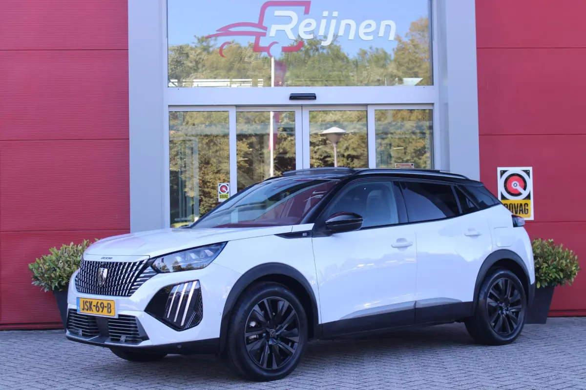 EV GT PACK 156PK 54 kWh | PANORAMISCH SCHUIF/KANTEL DAK | ALCANTARA EXECUTIVE INTERIOR INCL. VERWARMBARE VOORSTOELEN EN ELEKTRISCH VERSTELBARE BESTUURDERSSTOEL MET MASSAGE FUNCTIE | 18" LICH
