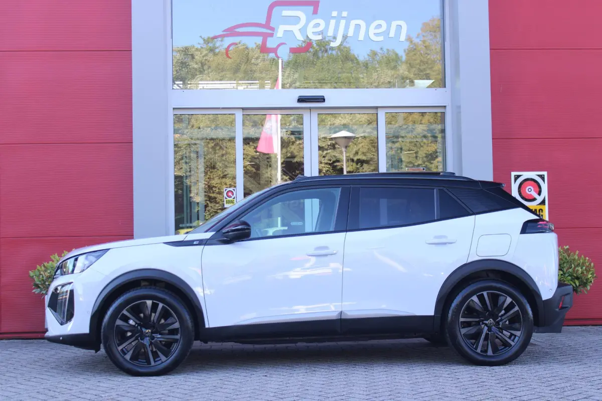 EV GT PACK 156PK 54 kWh | PANORAMISCH SCHUIF/KANTEL DAK | ALCANTARA EXECUTIVE INTERIOR INCL. VERWARMBARE VOORSTOELEN EN ELEKTRISCH VERSTELBARE BESTUURDERSSTOEL MET MASSAGE FUNCTIE | 18" LICH