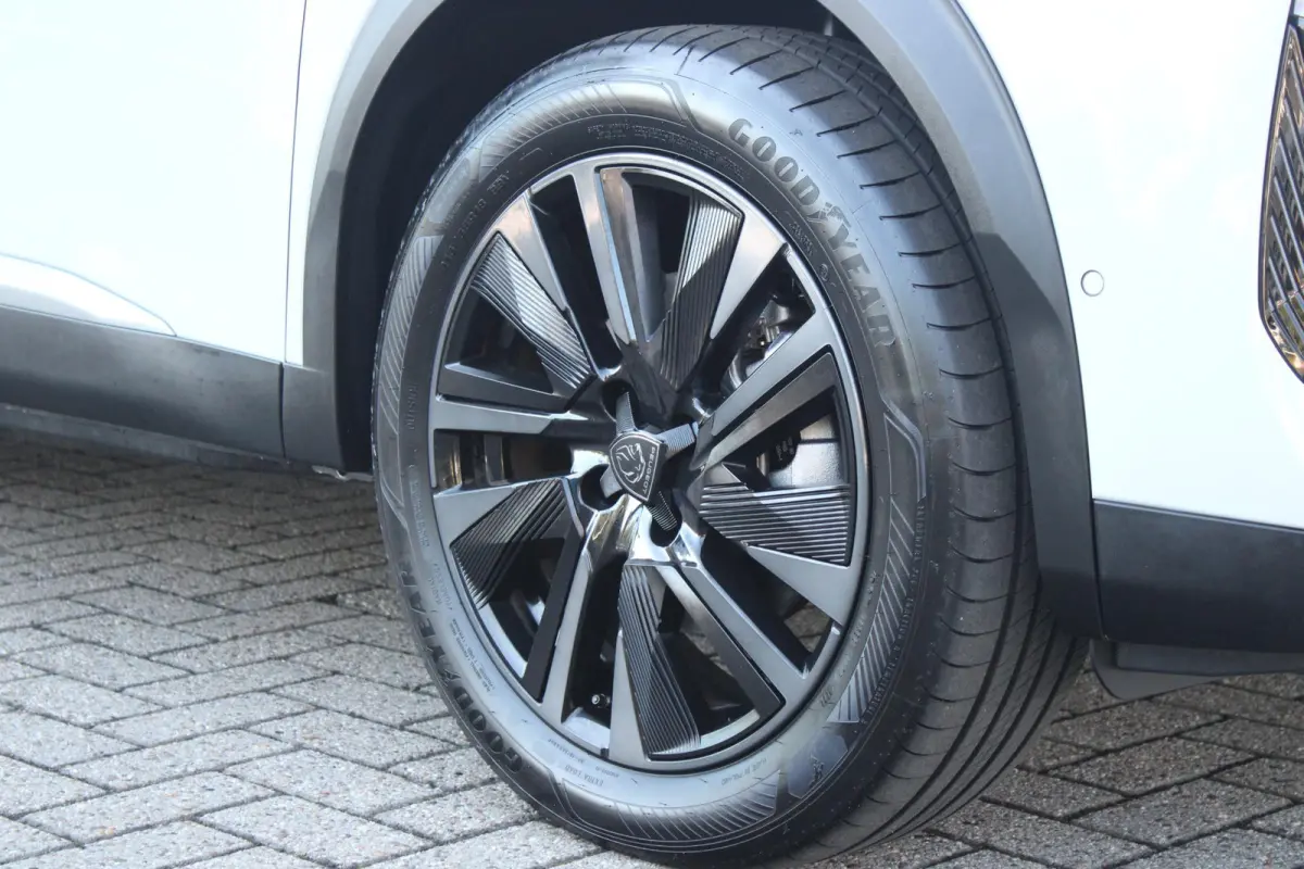 EV GT PACK 156PK 54 kWh | PANORAMISCH SCHUIF/KANTEL DAK | ALCANTARA EXECUTIVE INTERIOR INCL. VERWARMBARE VOORSTOELEN EN ELEKTRISCH VERSTELBARE BESTUURDERSSTOEL MET MASSAGE FUNCTIE | 18" LICH