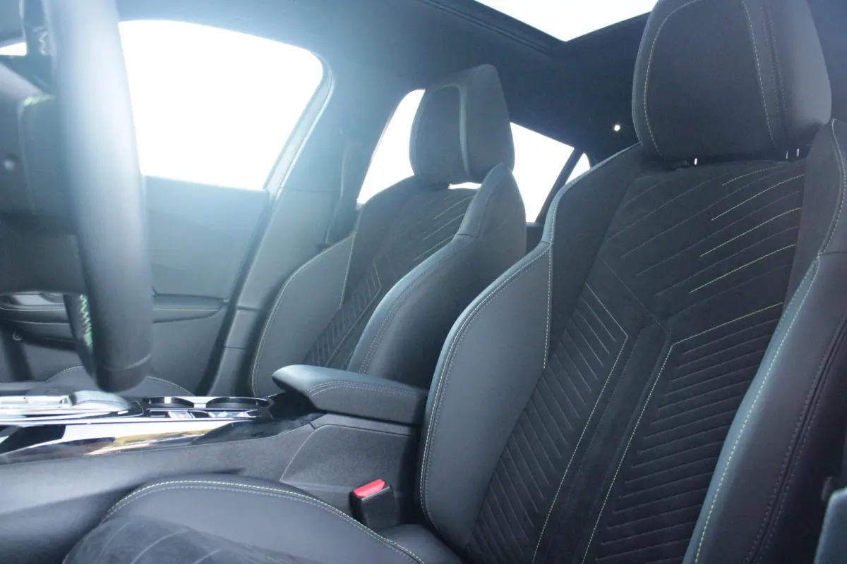 EV GT PACK 156PK 54 kWh | PANORAMISCH SCHUIF/KANTEL DAK | ALCANTARA EXECUTIVE INTERIOR INCL. VERWARMBARE VOORSTOELEN EN ELEKTRISCH VERSTELBARE BESTUURDERSSTOEL MET MASSAGE FUNCTIE | 18" LICH