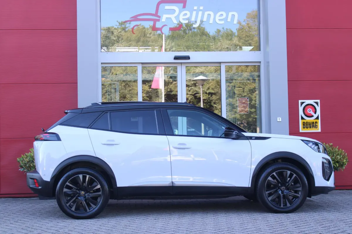 EV GT PACK 156PK 54 kWh | PANORAMISCH SCHUIF/KANTEL DAK | ALCANTARA EXECUTIVE INTERIOR INCL. VERWARMBARE VOORSTOELEN EN ELEKTRISCH VERSTELBARE BESTUURDERSSTOEL MET MASSAGE FUNCTIE | 18" LICH