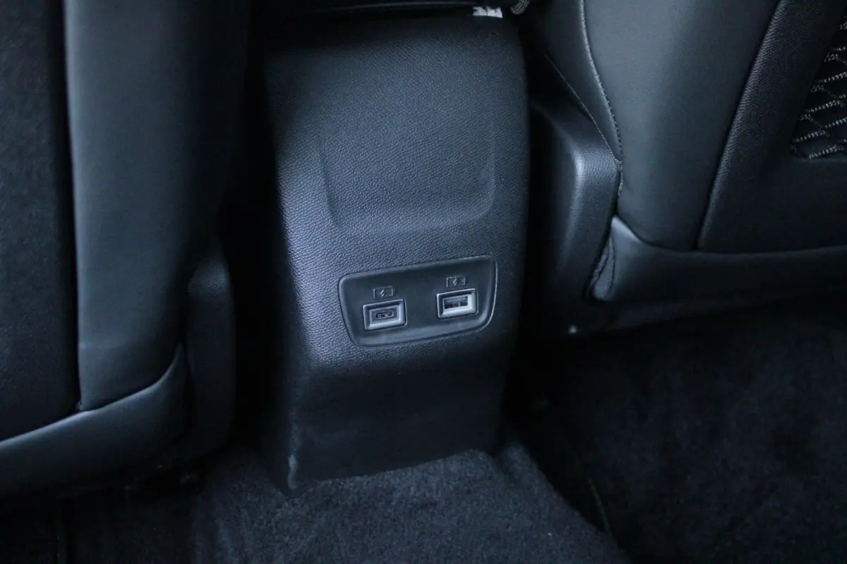 EV GT PACK 156PK 54 kWh | PANORAMISCH SCHUIF/KANTEL DAK | ALCANTARA EXECUTIVE INTERIOR INCL. VERWARMBARE VOORSTOELEN EN ELEKTRISCH VERSTELBARE BESTUURDERSSTOEL MET MASSAGE FUNCTIE | 18" LICH