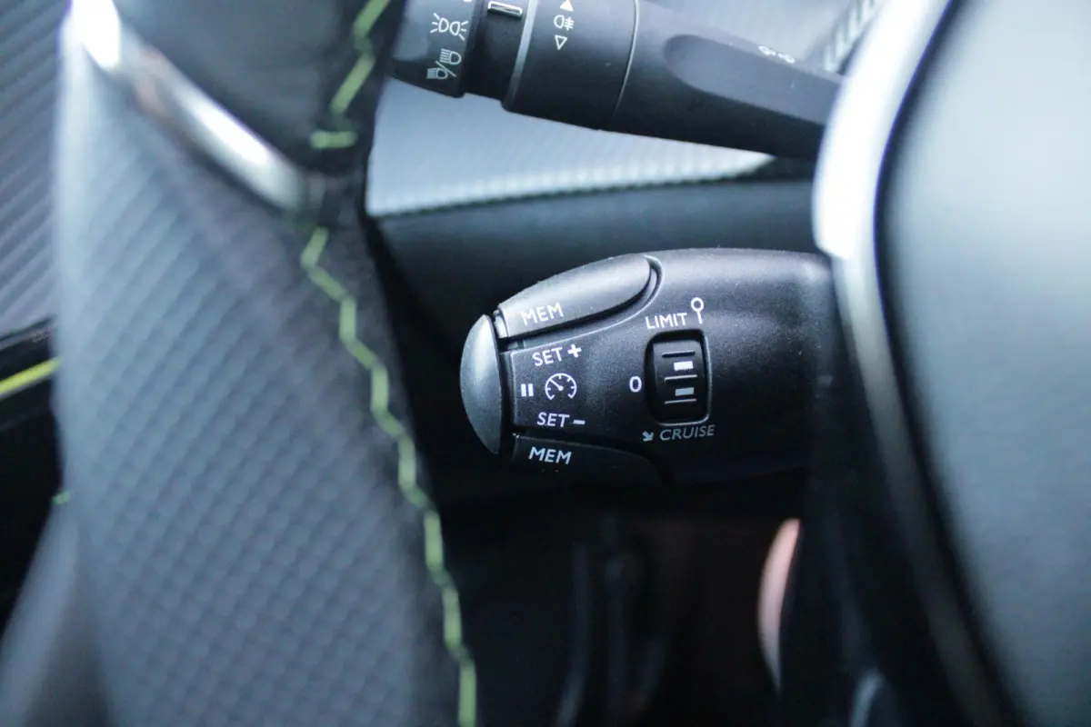 EV GT PACK 156PK 54 kWh | PANORAMISCH SCHUIF/KANTEL DAK | ALCANTARA EXECUTIVE INTERIOR INCL. VERWARMBARE VOORSTOELEN EN ELEKTRISCH VERSTELBARE BESTUURDERSSTOEL MET MASSAGE FUNCTIE | 18" LICH