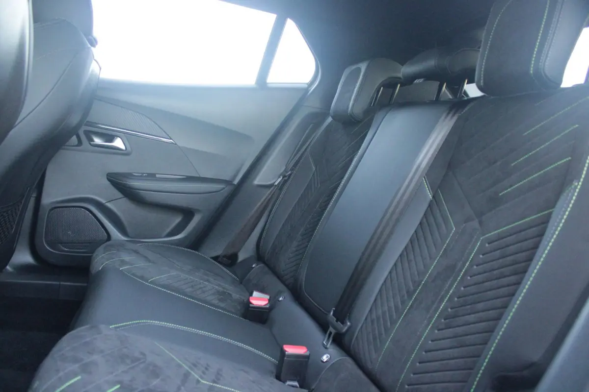 EV GT PACK 156PK 54 kWh | PANORAMISCH SCHUIF/KANTEL DAK | ALCANTARA EXECUTIVE INTERIOR INCL. VERWARMBARE VOORSTOELEN EN ELEKTRISCH VERSTELBARE BESTUURDERSSTOEL MET MASSAGE FUNCTIE | 18" LICH