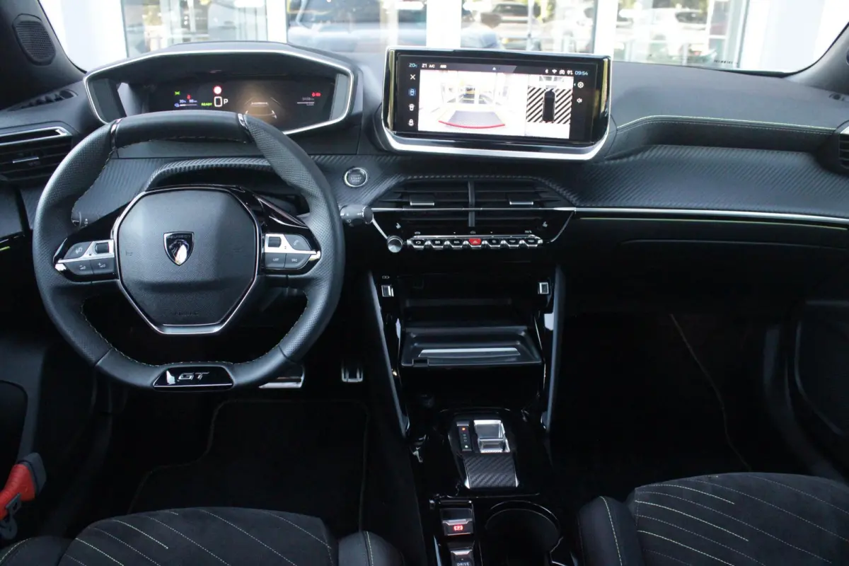 EV GT PACK 156PK 54 kWh | PANORAMISCH SCHUIF/KANTEL DAK | ALCANTARA EXECUTIVE INTERIOR INCL. VERWARMBARE VOORSTOELEN EN ELEKTRISCH VERSTELBARE BESTUURDERSSTOEL MET MASSAGE FUNCTIE | 18" LICH