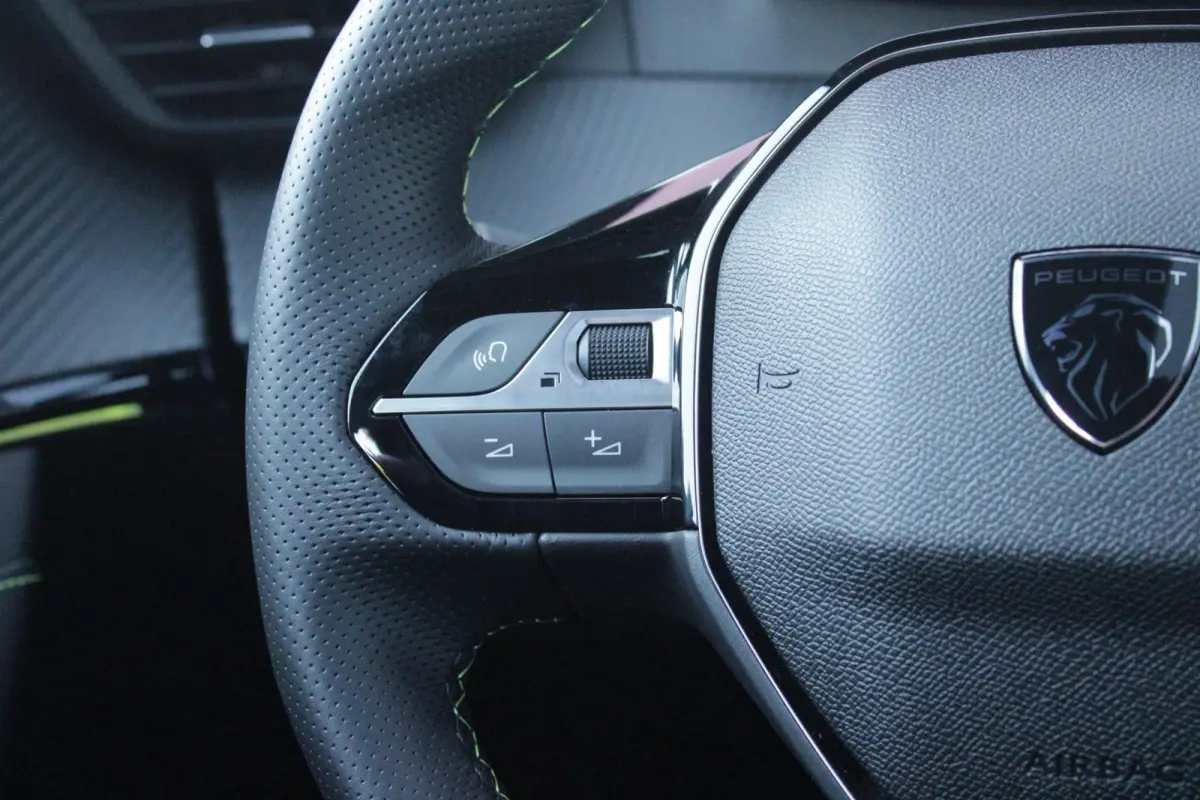 EV GT PACK 156PK 54 kWh | PANORAMISCH SCHUIF/KANTEL DAK | ALCANTARA EXECUTIVE INTERIOR INCL. VERWARMBARE VOORSTOELEN EN ELEKTRISCH VERSTELBARE BESTUURDERSSTOEL MET MASSAGE FUNCTIE | 18" LICH