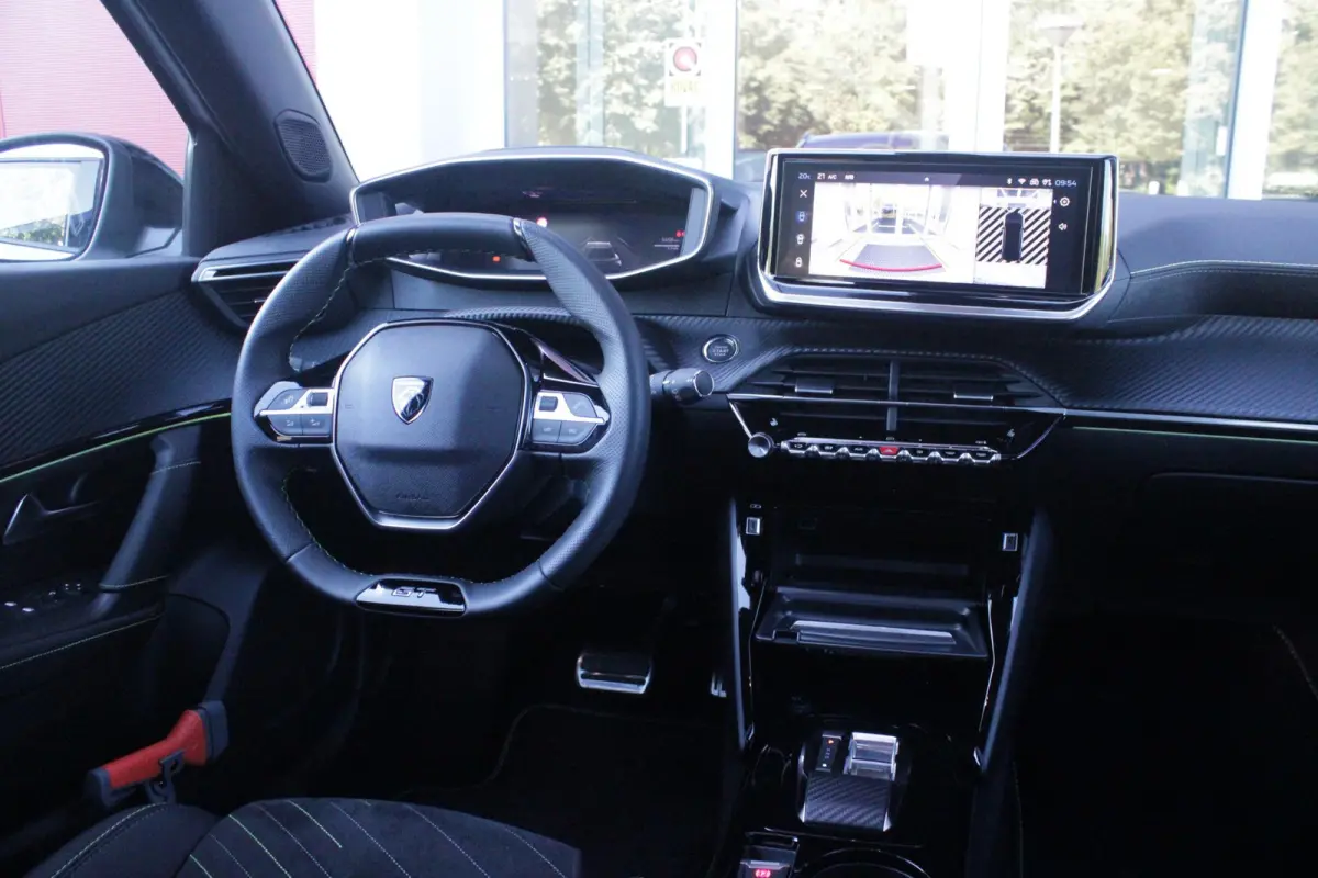 EV GT PACK 156PK 54 kWh | PANORAMISCH SCHUIF/KANTEL DAK | ALCANTARA EXECUTIVE INTERIOR INCL. VERWARMBARE VOORSTOELEN EN ELEKTRISCH VERSTELBARE BESTUURDERSSTOEL MET MASSAGE FUNCTIE | 18" LICH