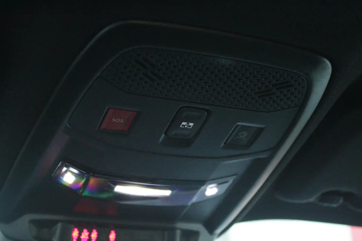 EV GT PACK 156PK 54 kWh | PANORAMISCH SCHUIF/KANTEL DAK | ALCANTARA EXECUTIVE INTERIOR INCL. VERWARMBARE VOORSTOELEN EN ELEKTRISCH VERSTELBARE BESTUURDERSSTOEL MET MASSAGE FUNCTIE | 18" LICH
