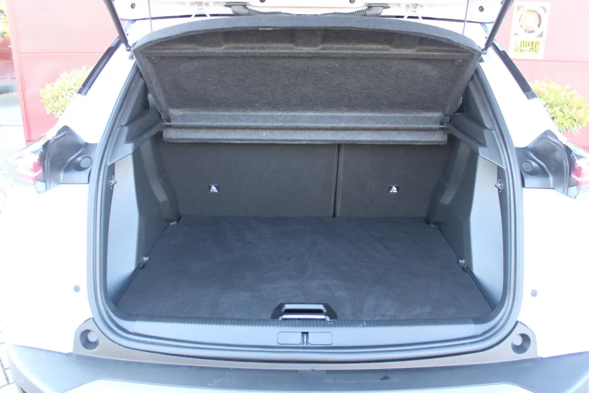 EV GT PACK 156PK 54 kWh | PANORAMISCH SCHUIF/KANTEL DAK | ALCANTARA EXECUTIVE INTERIOR INCL. VERWARMBARE VOORSTOELEN EN ELEKTRISCH VERSTELBARE BESTUURDERSSTOEL MET MASSAGE FUNCTIE | 18" LICH
