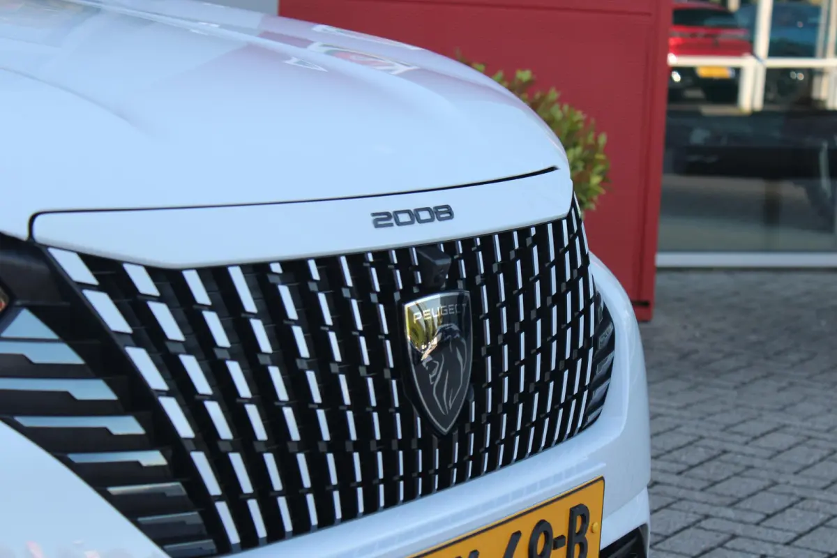 EV GT PACK 156PK 54 kWh | PANORAMISCH SCHUIF/KANTEL DAK | ALCANTARA EXECUTIVE INTERIOR INCL. VERWARMBARE VOORSTOELEN EN ELEKTRISCH VERSTELBARE BESTUURDERSSTOEL MET MASSAGE FUNCTIE | 18" LICH