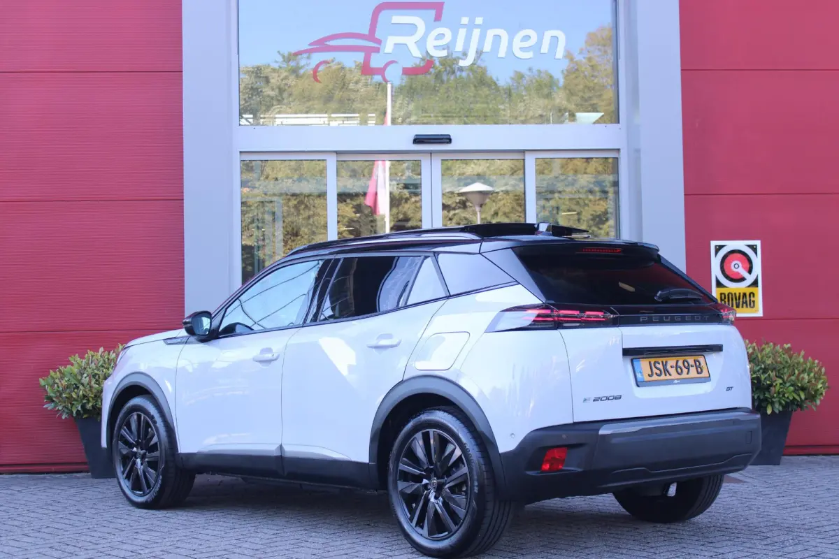 EV GT PACK 156PK 54 kWh | PANORAMISCH SCHUIF/KANTEL DAK | ALCANTARA EXECUTIVE INTERIOR INCL. VERWARMBARE VOORSTOELEN EN ELEKTRISCH VERSTELBARE BESTUURDERSSTOEL MET MASSAGE FUNCTIE | 18" LICH
