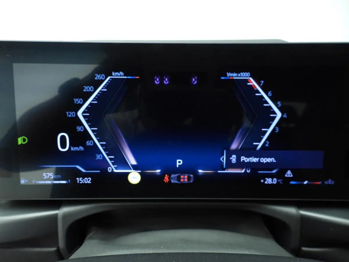 230i | M-Sportpakket | LED | HUD | Active cruise | Schuifdak | Stoelverwarming | DAB | Harman-kardon sound | Alu 19 inch