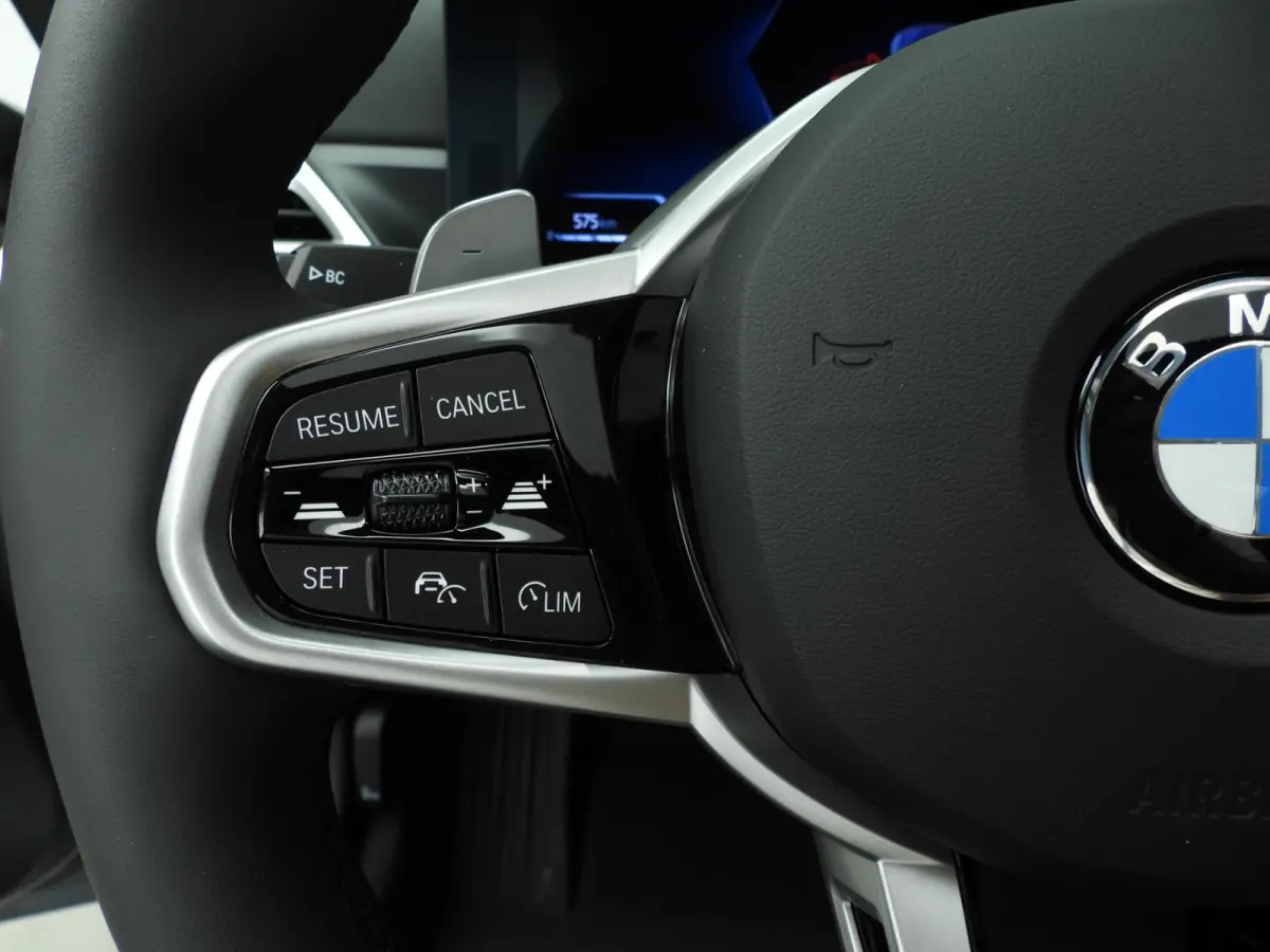 230i | M-Sportpakket | LED | HUD | Active cruise | Schuifdak | Stoelverwarming | DAB | Harman-kardon sound | Alu 19 inch