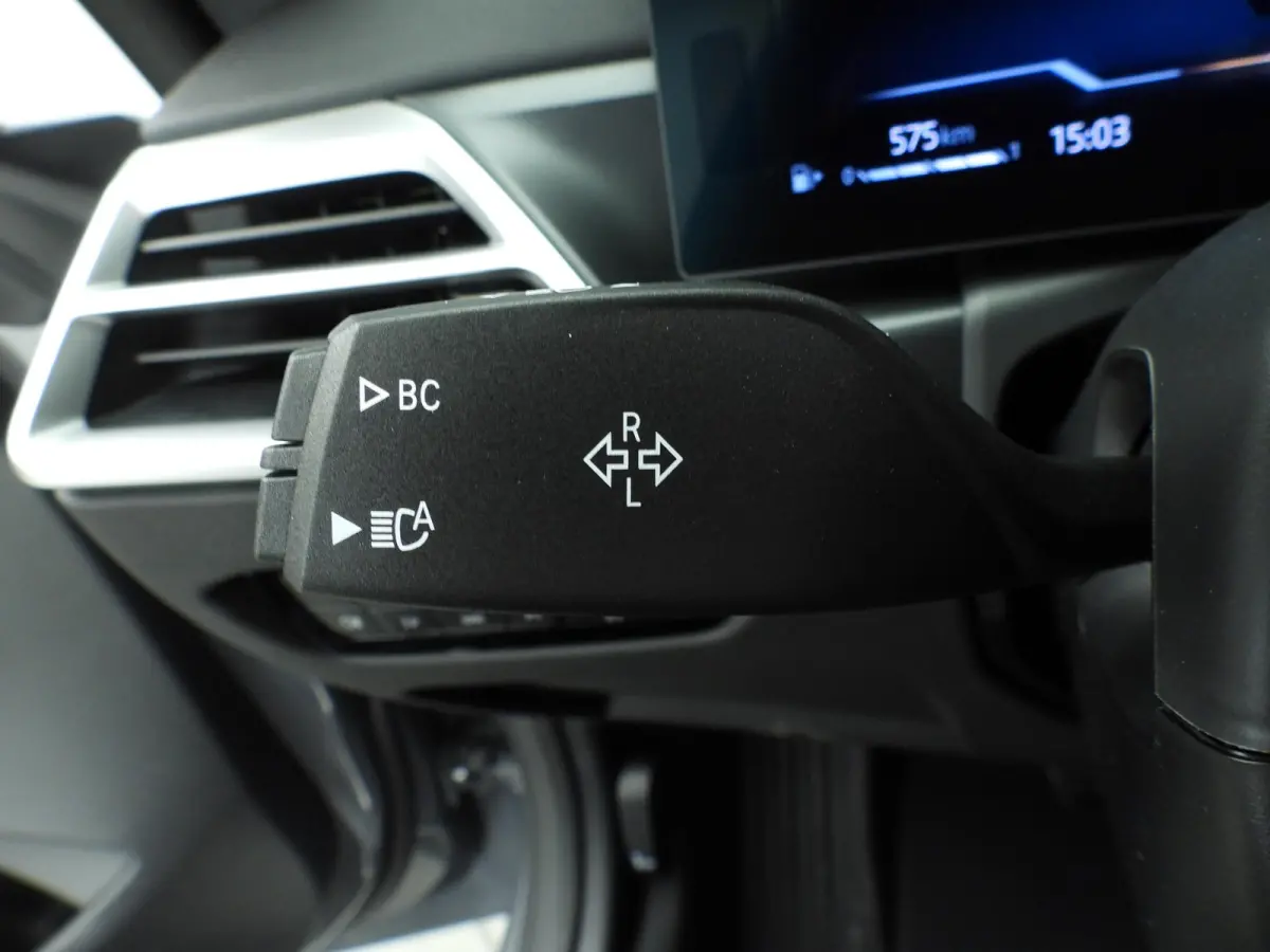 230i | M-Sportpakket | LED | HUD | Active cruise | Schuifdak | Stoelverwarming | DAB | Harman-kardon sound | Alu 19 inch