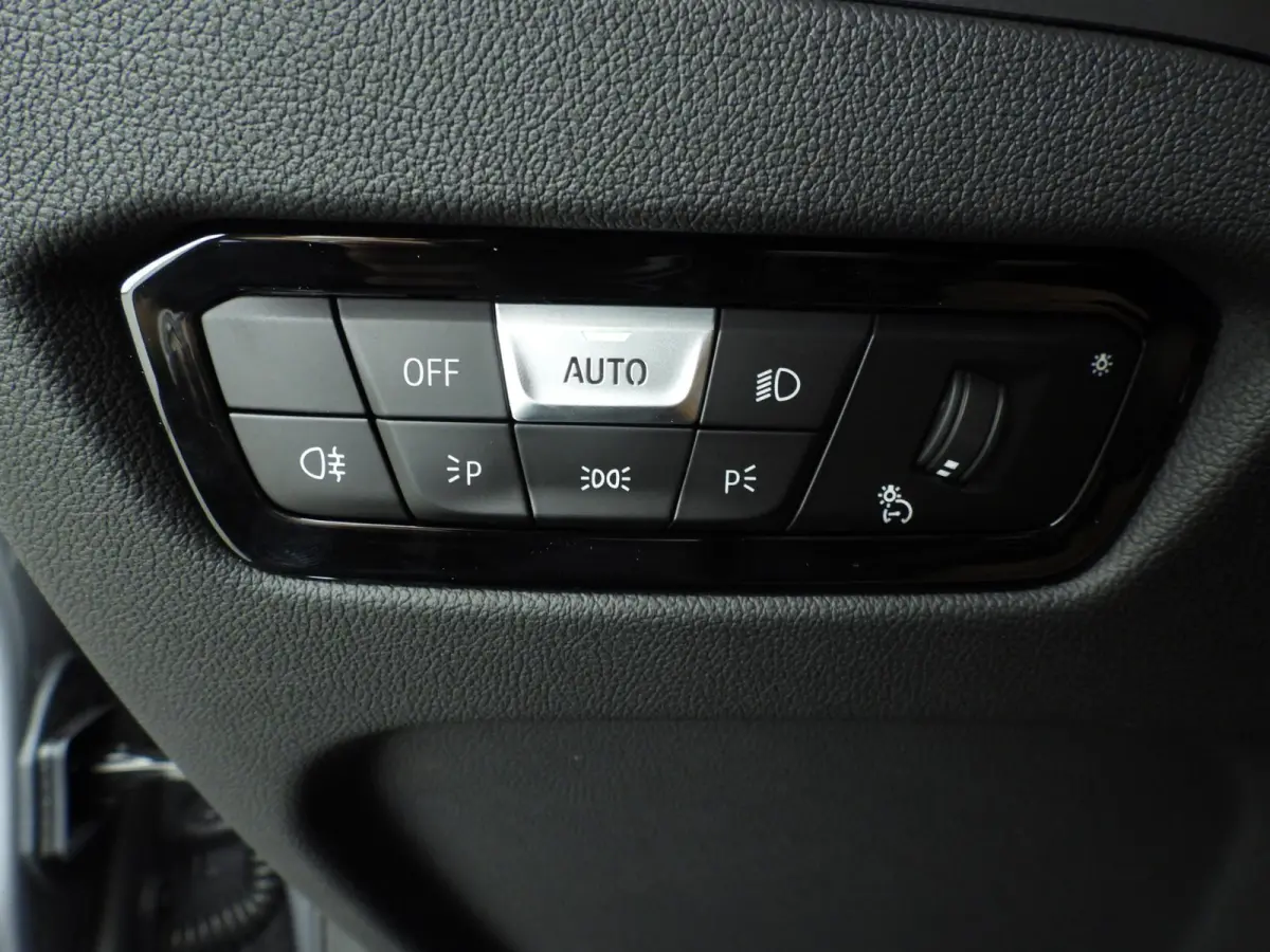 230i | M-Sportpakket | LED | HUD | Active cruise | Schuifdak | Stoelverwarming | DAB | Harman-kardon sound | Alu 19 inch