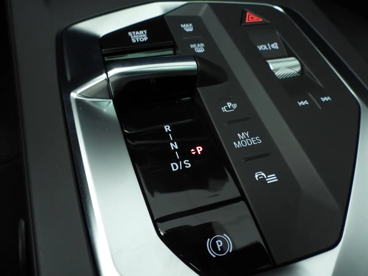 5-deurs 120 | M-Sportpakket | LED | HUD | Active cruise | Panoramadak | Trekhaak | DAB | Harman-kardon sound | Alu 19 inch