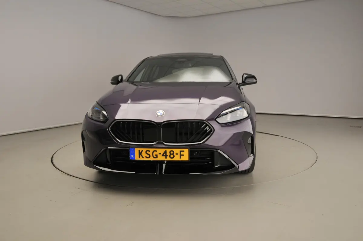 5-deurs 120 | M-Sportpakket | LED | HUD | Active cruise | Panoramadak | Trekhaak | DAB | Harman-kardon sound | Alu 19 inch