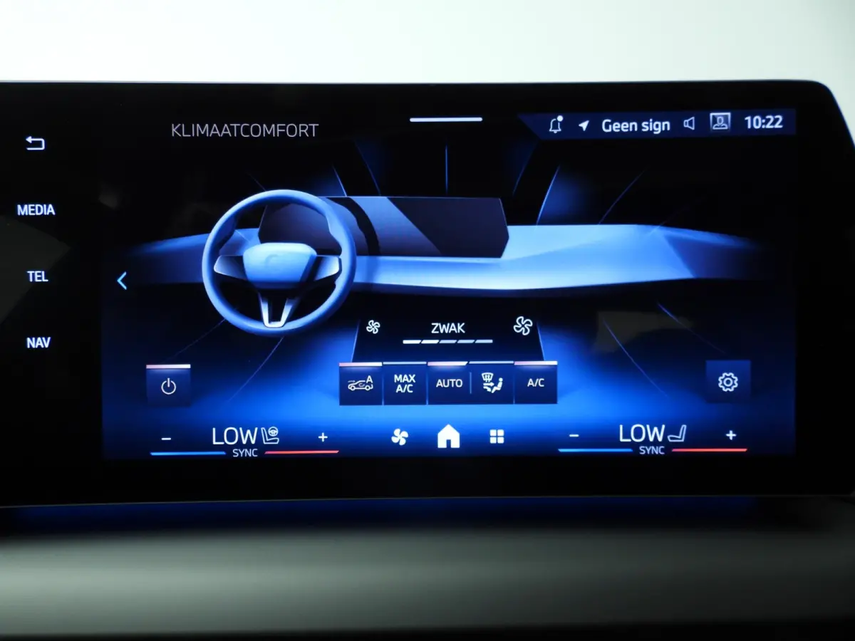 5-deurs 120 | M-Sportpakket | LED | HUD | Active cruise | Panoramadak | Trekhaak | DAB | Harman-kardon sound | Alu 19 inch