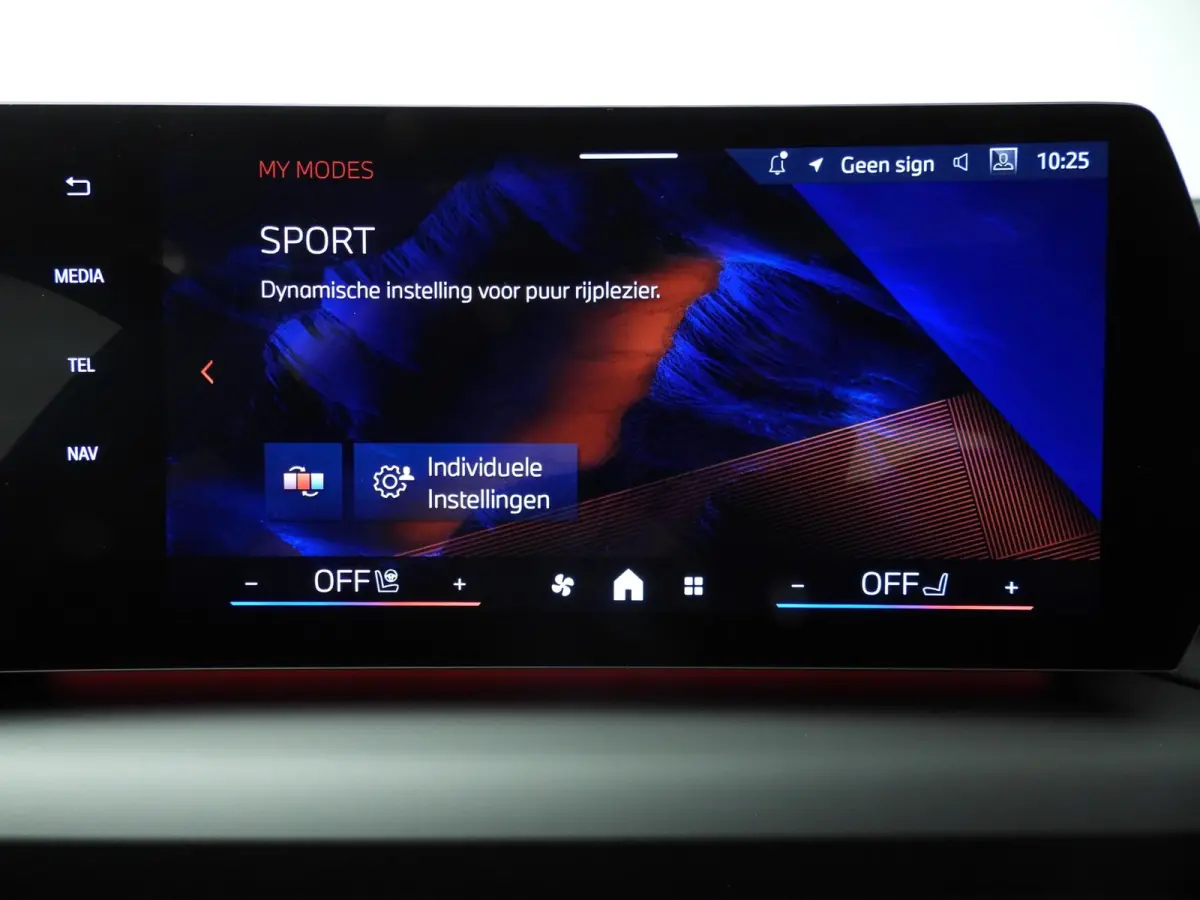 5-deurs 120 | M-Sportpakket | LED | HUD | Active cruise | Panoramadak | Trekhaak | DAB | Harman-kardon sound | Alu 19 inch