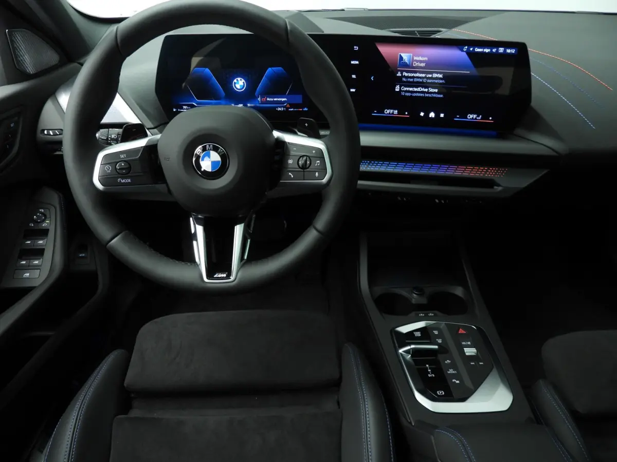 5-deurs 120 | M-Sportpakket | LED | HUD | Active cruise | Panoramadak | Trekhaak | DAB | Harman-kardon sound | Alu 19 inch