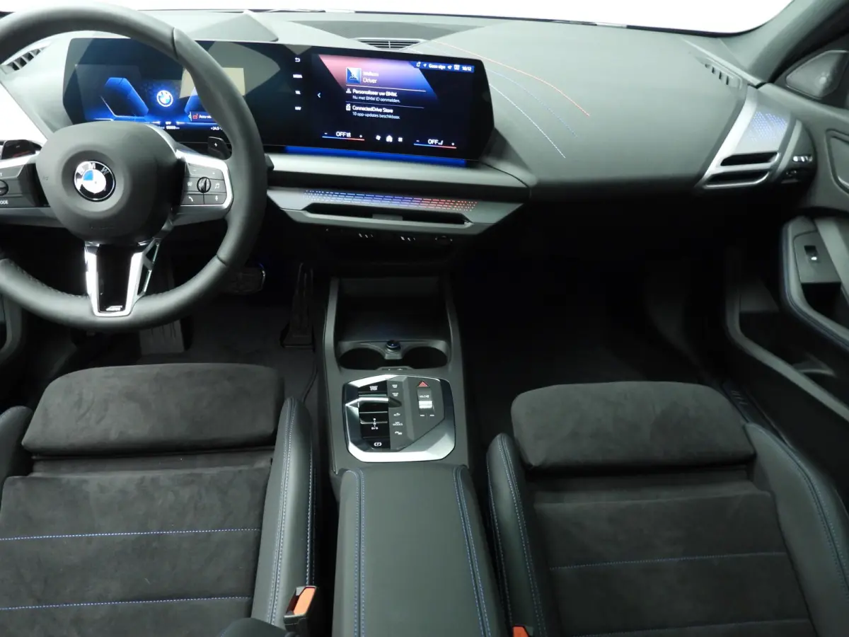 5-deurs 120 | M-Sportpakket | LED | HUD | Active cruise | Panoramadak | Trekhaak | DAB | Harman-kardon sound | Alu 19 inch