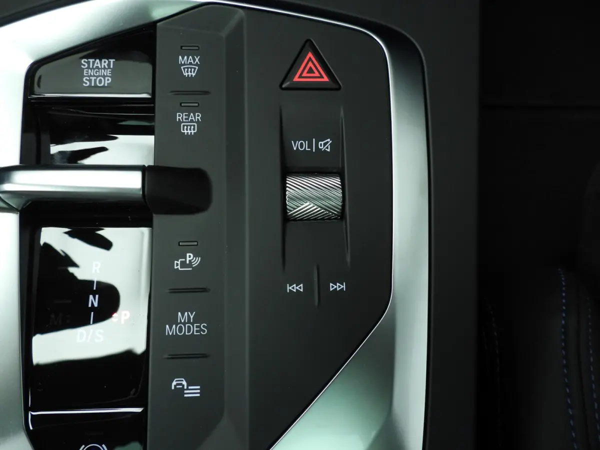 5-deurs 120 | M-Sportpakket | LED | HUD | Active cruise | Panoramadak | Trekhaak | DAB | Harman-kardon sound | Alu 19 inch