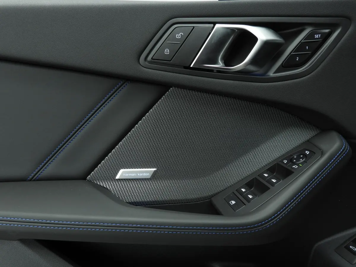 5-deurs 120 | M-Sportpakket | LED | HUD | Active cruise | Panoramadak | Trekhaak | DAB | Harman-kardon sound | Alu 19 inch