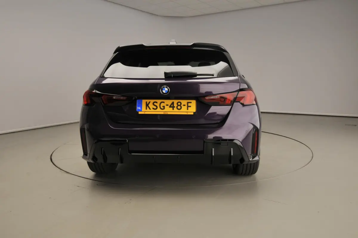 5-deurs 120 | M-Sportpakket | LED | HUD | Active cruise | Panoramadak | Trekhaak | DAB | Harman-kardon sound | Alu 19 inch