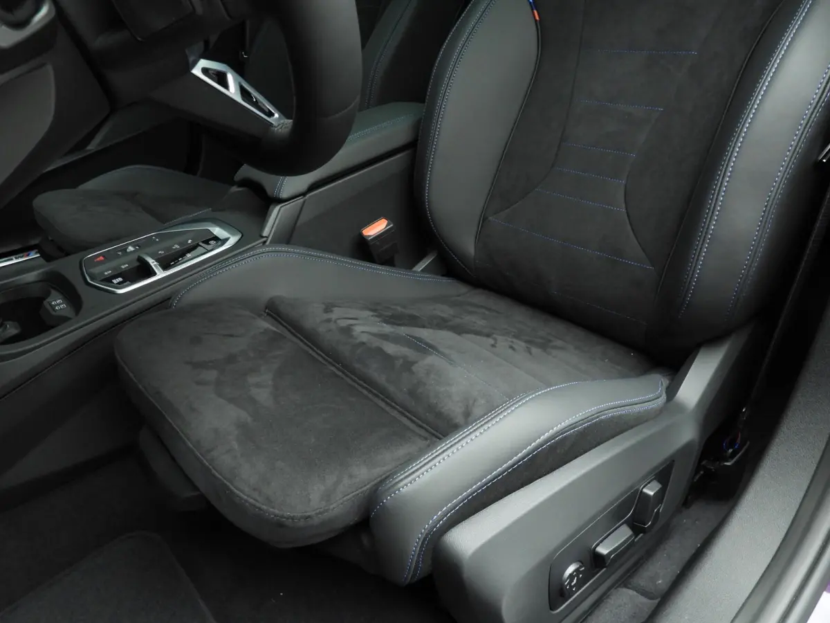 5-deurs 120 | M-Sportpakket | LED | HUD | Active cruise | Panoramadak | Trekhaak | DAB | Harman-kardon sound | Alu 19 inch