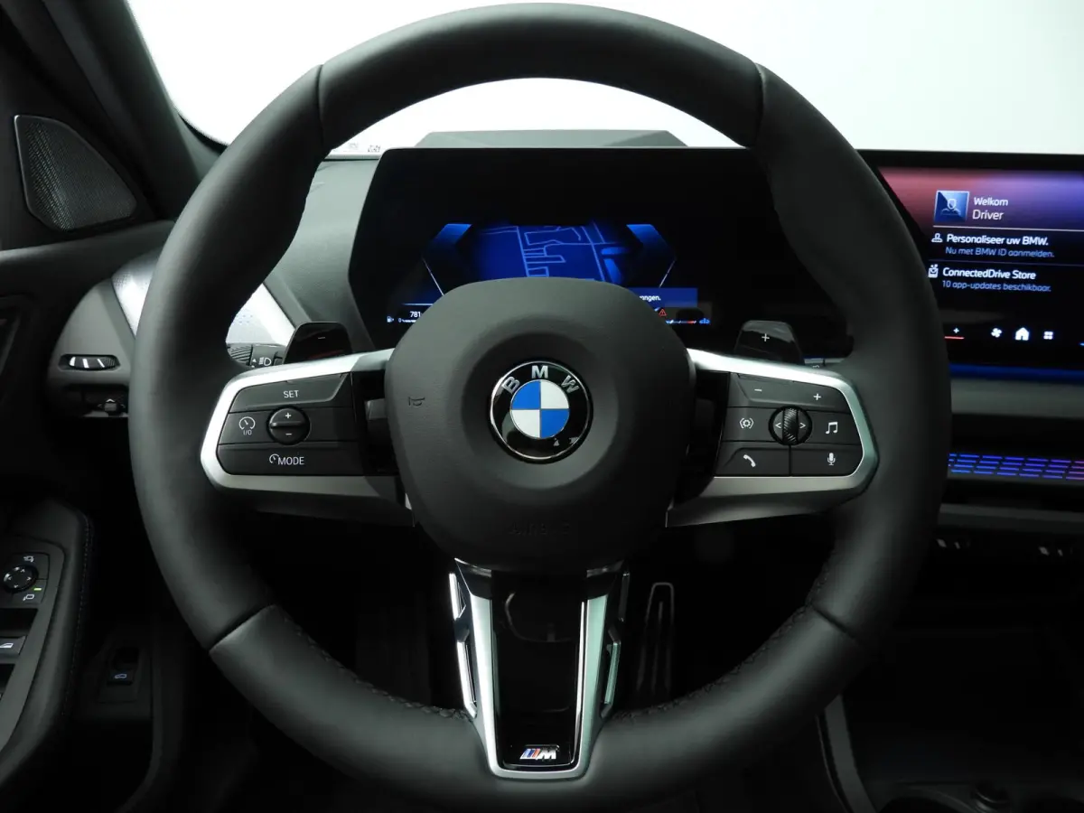5-deurs 120 | M-Sportpakket | LED | HUD | Active cruise | Panoramadak | Trekhaak | DAB | Harman-kardon sound | Alu 19 inch