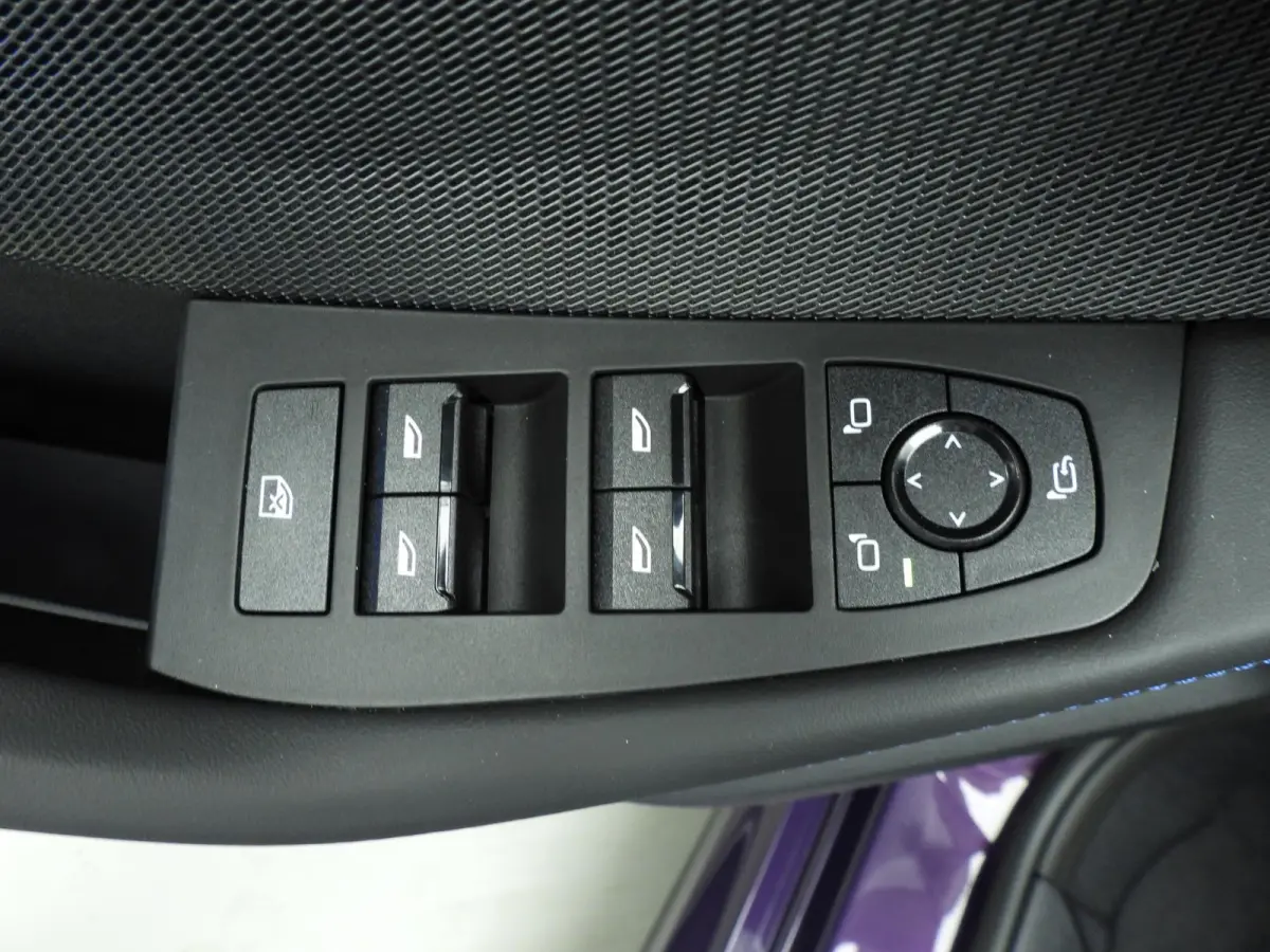 5-deurs 120 | M-Sportpakket | LED | HUD | Active cruise | Panoramadak | Trekhaak | DAB | Harman-kardon sound | Alu 19 inch