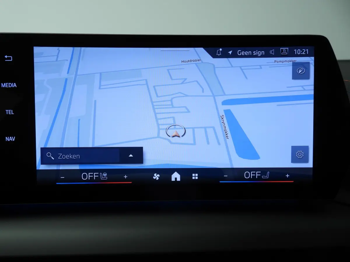 5-deurs 120 | M-Sportpakket | LED | HUD | Active cruise | Panoramadak | Trekhaak | DAB | Harman-kardon sound | Alu 19 inch