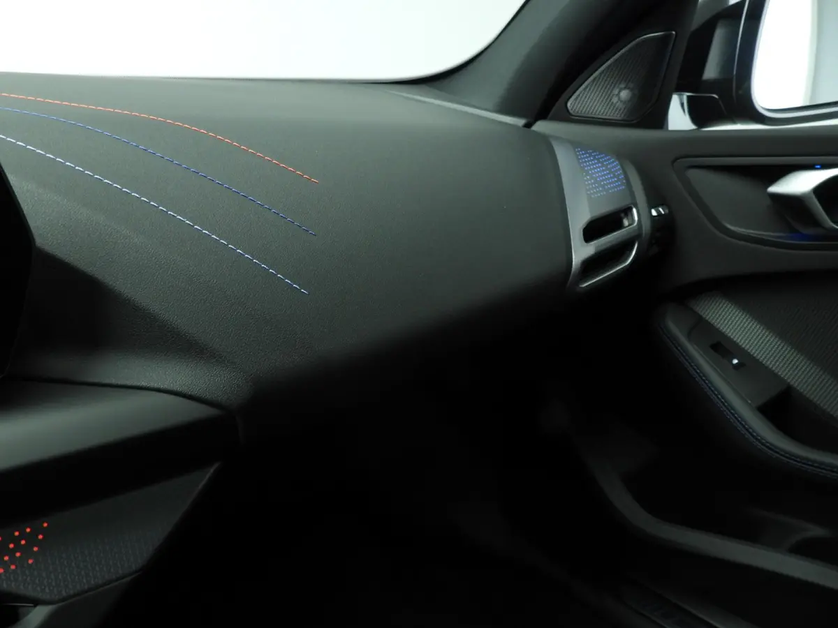 5-deurs 120 | M-Sportpakket | LED | HUD | Active cruise | Panoramadak | Trekhaak | DAB | Harman-kardon sound | Alu 19 inch