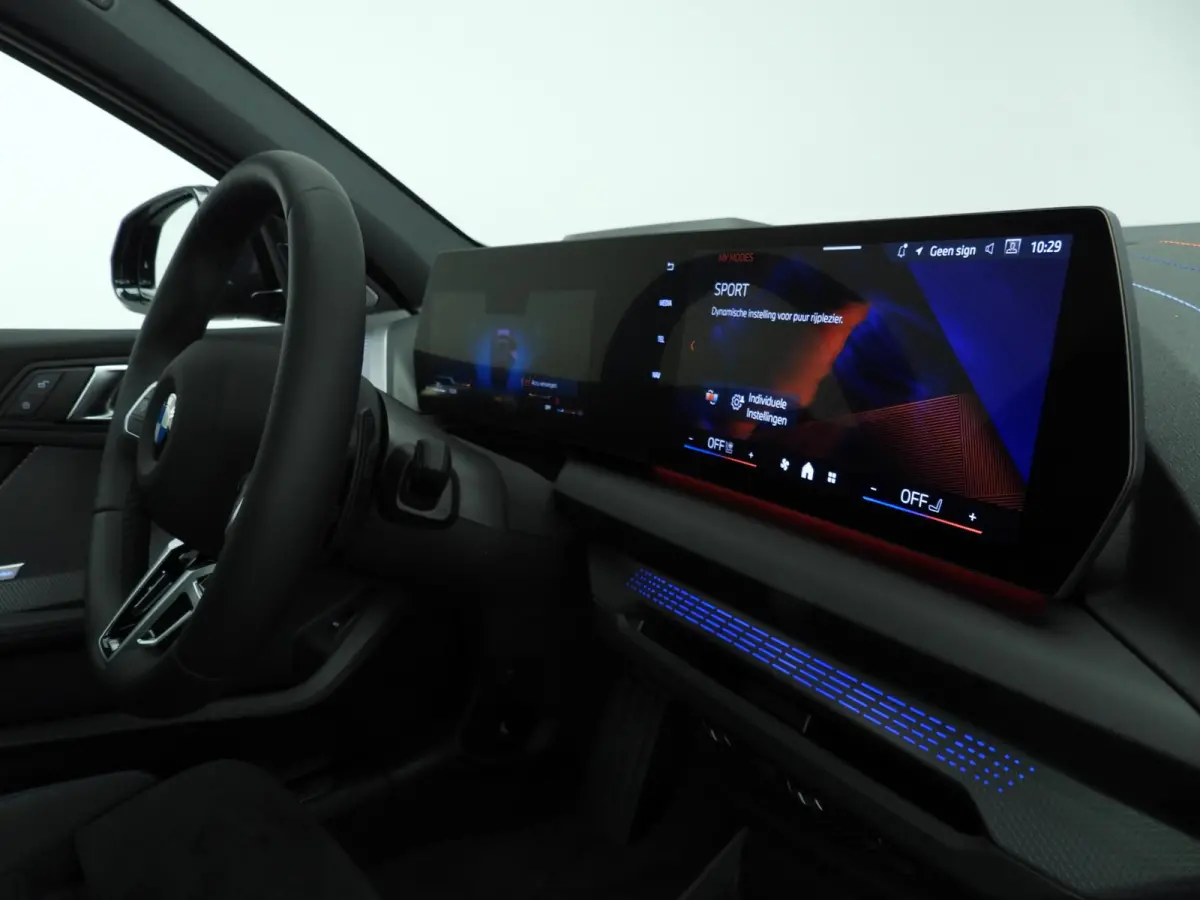 5-deurs 120 | M-Sportpakket | LED | HUD | Active cruise | Panoramadak | Trekhaak | DAB | Harman-kardon sound | Alu 19 inch