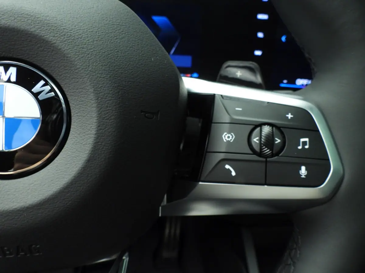5-deurs 120 | M-Sportpakket | LED | HUD | Active cruise | Panoramadak | Trekhaak | DAB | Harman-kardon sound | Alu 19 inch