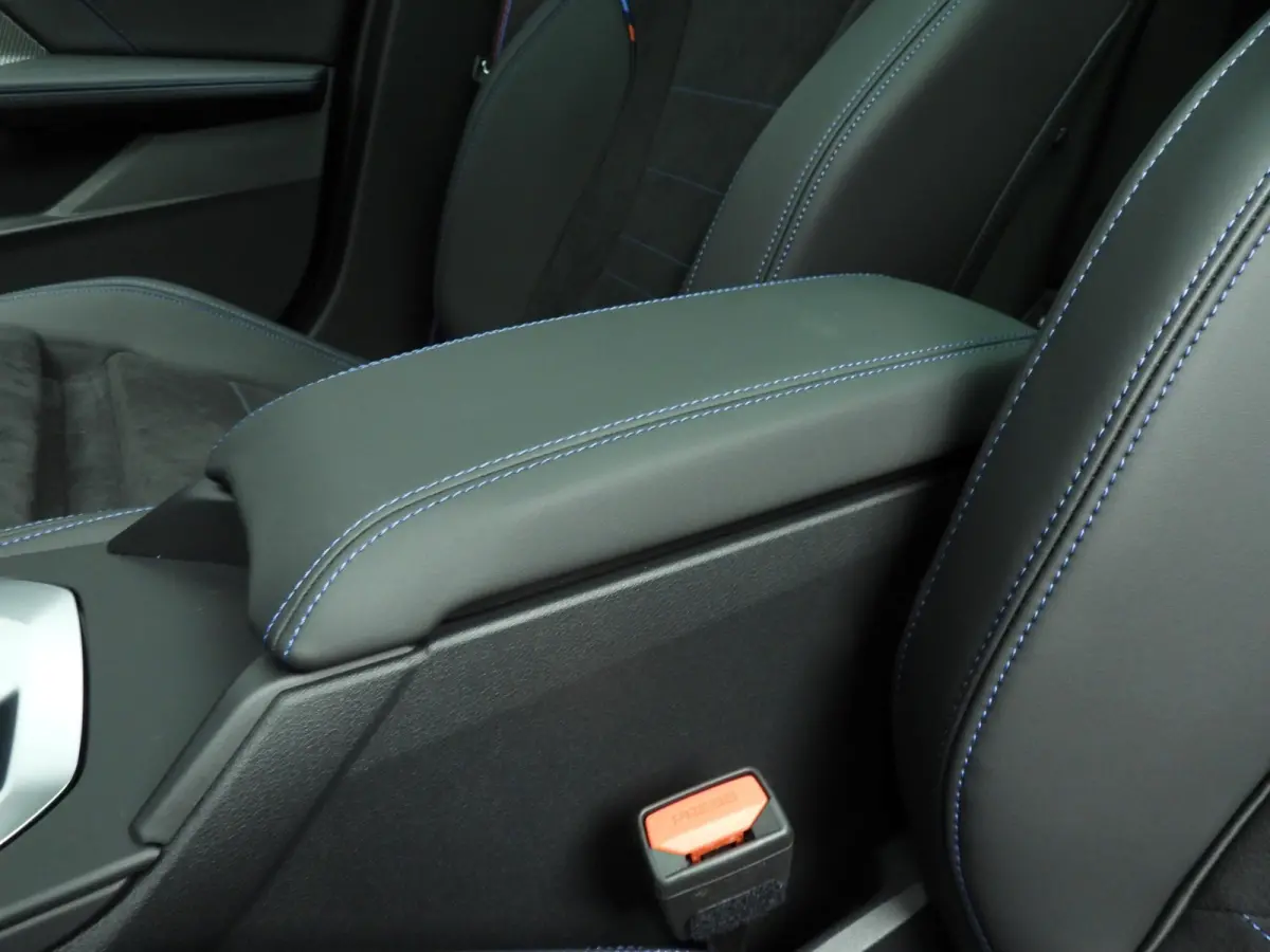 5-deurs 120 | M-Sportpakket | LED | HUD | Active cruise | Panoramadak | Trekhaak | DAB | Harman-kardon sound | Alu 19 inch