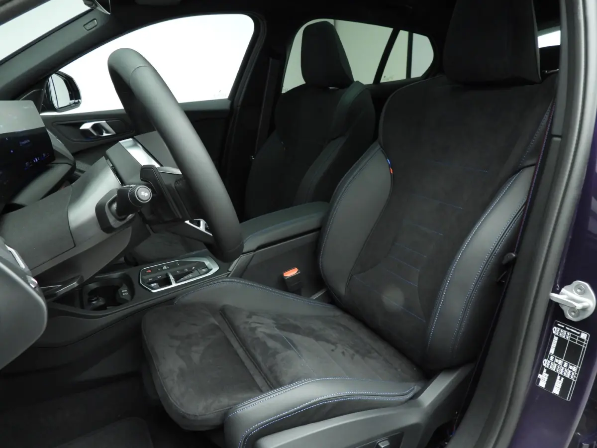 5-deurs 120 | M-Sportpakket | LED | HUD | Active cruise | Panoramadak | Trekhaak | DAB | Harman-kardon sound | Alu 19 inch