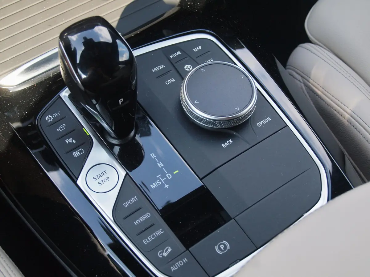 xDrive30e Business Edition Plus | Facelift Model | M-Pakket | 360 Camera | Harman Kardon | Trekhaak | LED-Laser | 21 Inch |