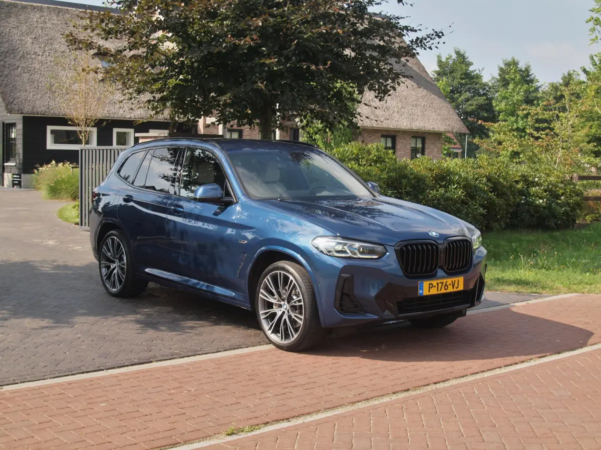 xDrive30e Business Edition Plus | Facelift Model | M-Pakket | 360 Camera | Harman Kardon | Trekhaak | LED-Laser | 21 Inch |
