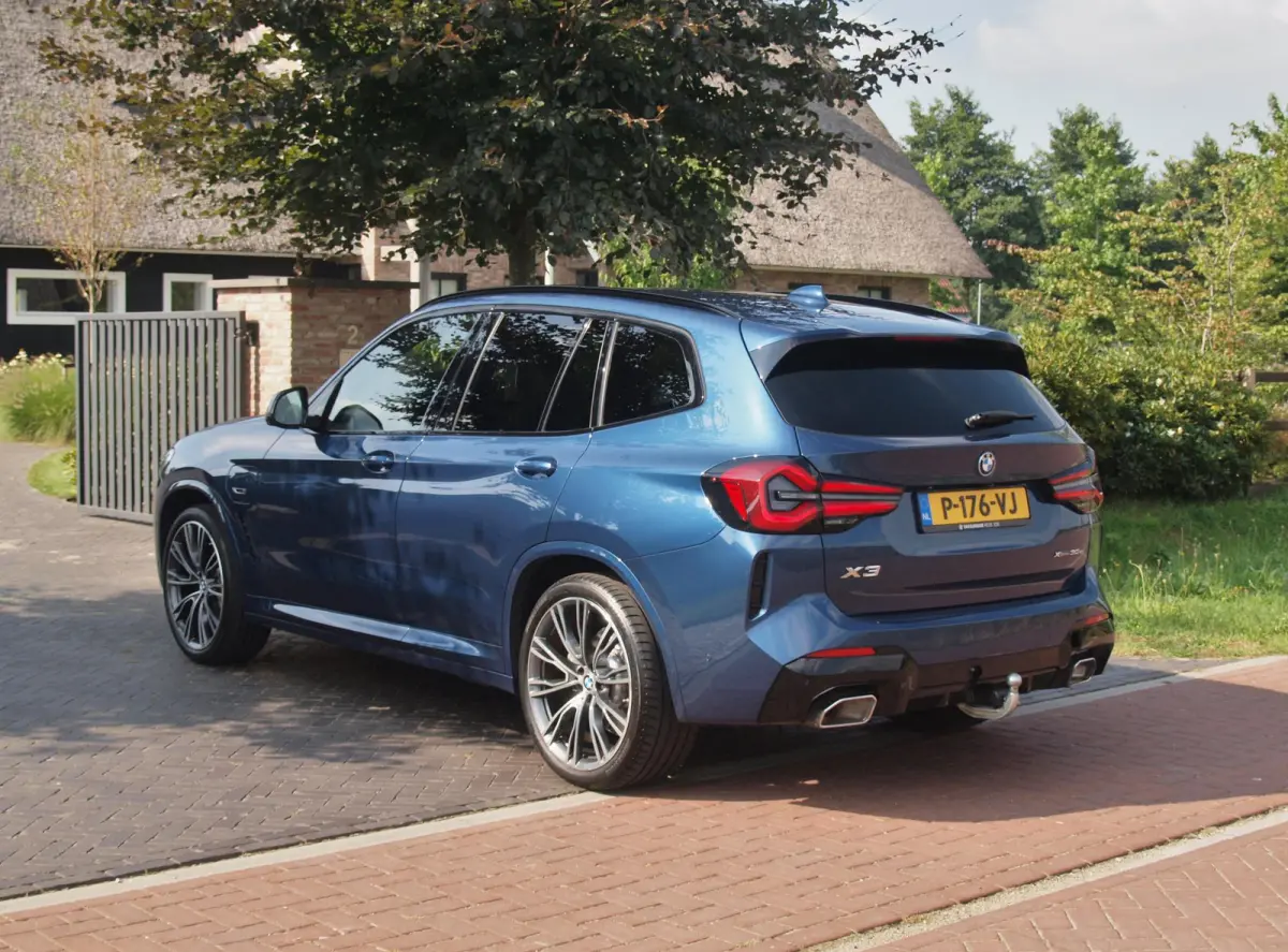 xDrive30e Business Edition Plus | Facelift Model | M-Pakket | 360 Camera | Harman Kardon | Trekhaak | LED-Laser | 21 Inch |