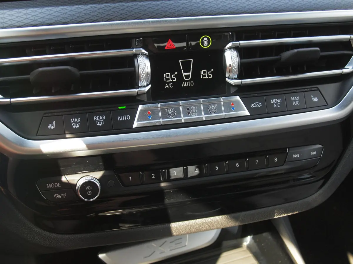 xDrive30e Business Edition Plus | Facelift Model | M-Pakket | 360 Camera | Harman Kardon | Trekhaak | LED-Laser | 21 Inch |