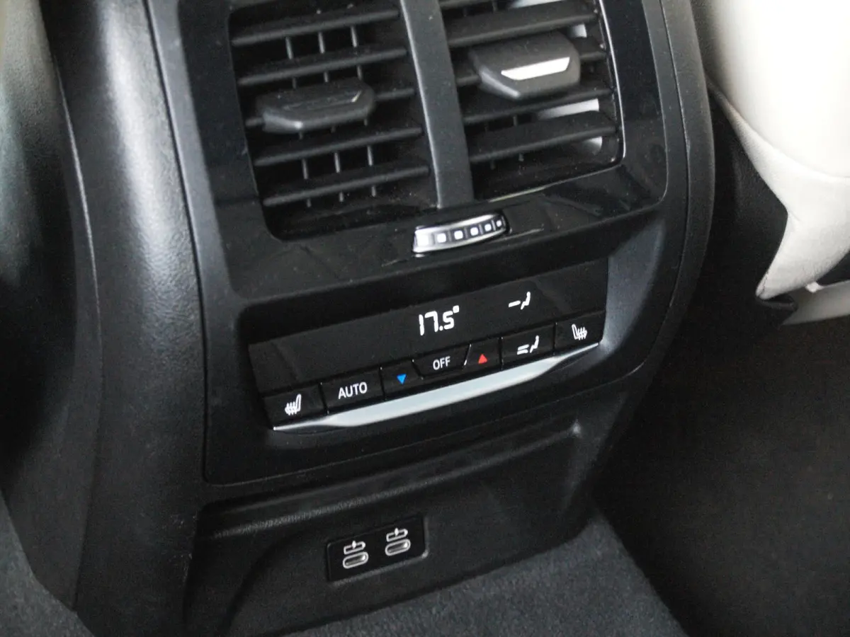 xDrive30e Business Edition Plus | Facelift Model | M-Pakket | 360 Camera | Harman Kardon | Trekhaak | LED-Laser | 21 Inch |
