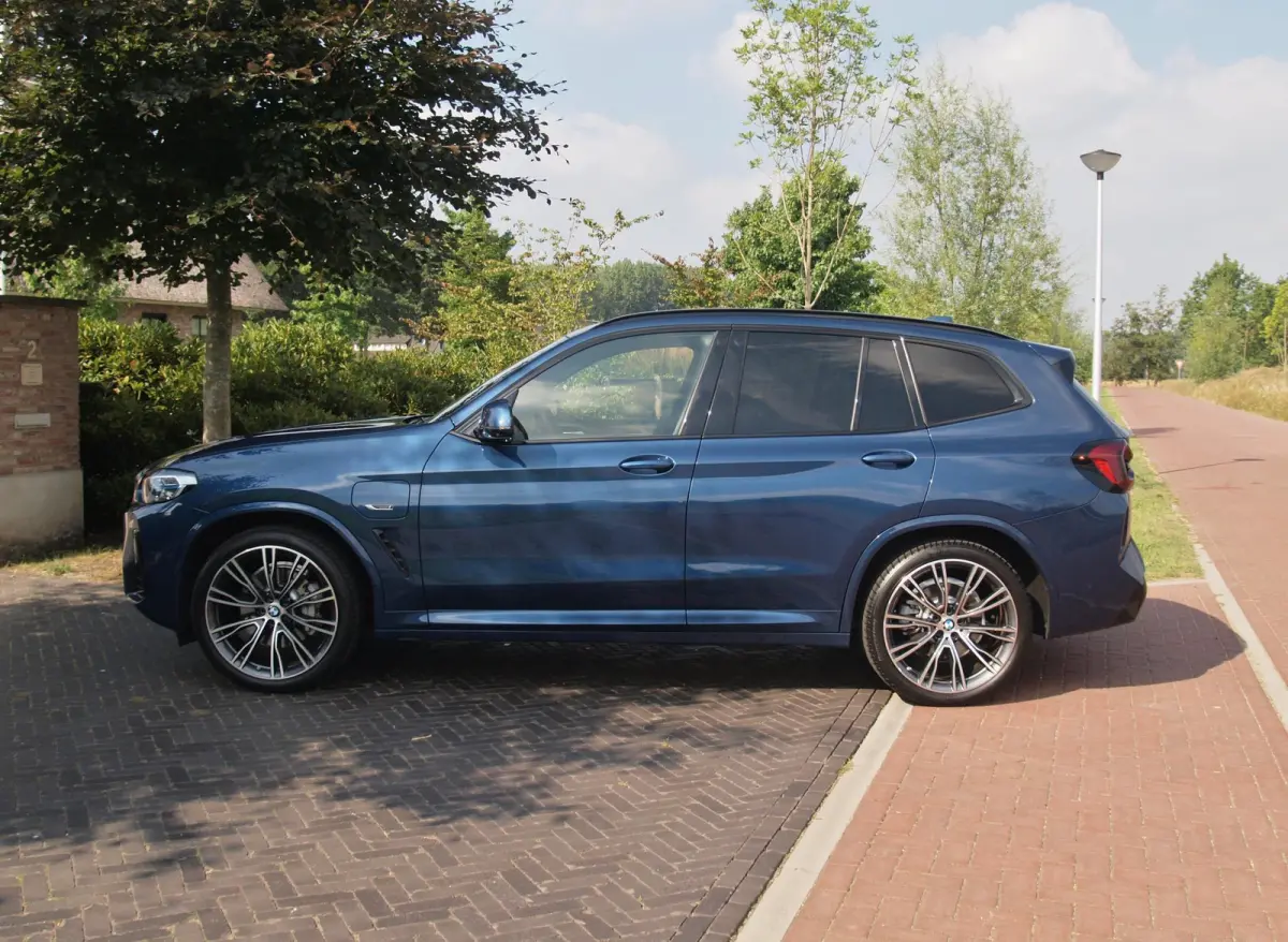 xDrive30e Business Edition Plus | Facelift Model | M-Pakket | 360 Camera | Harman Kardon | Trekhaak | LED-Laser | 21 Inch |