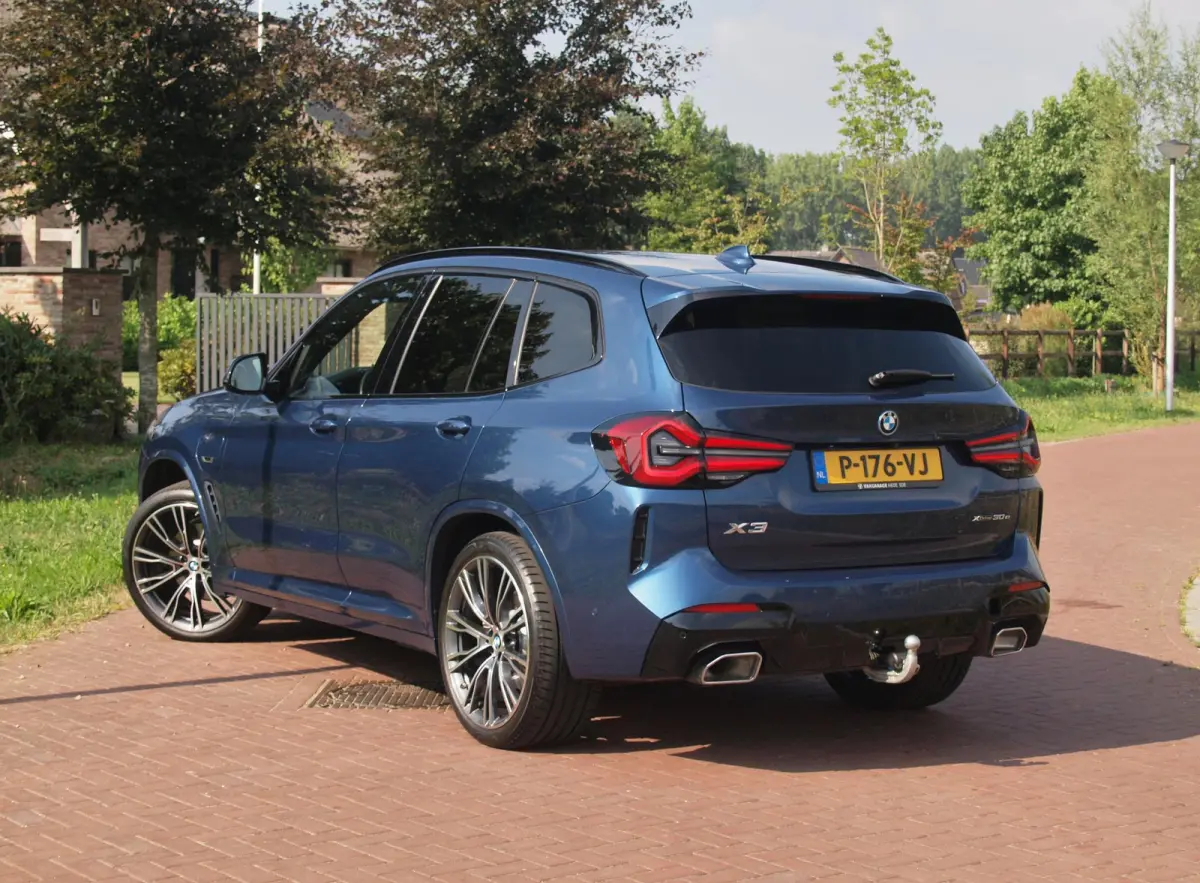 xDrive30e Business Edition Plus | Facelift Model | M-Pakket | 360 Camera | Harman Kardon | Trekhaak | LED-Laser | 21 Inch |
