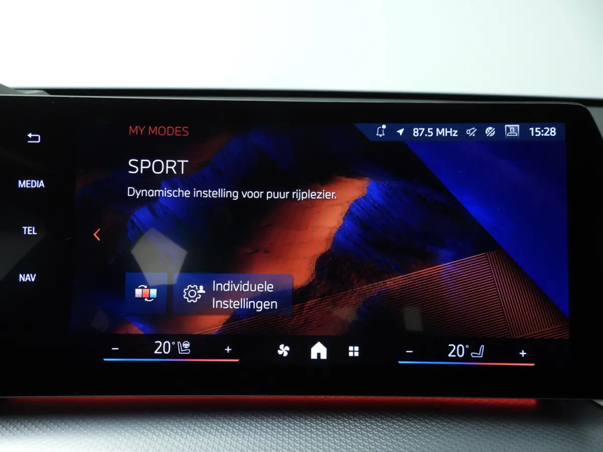 xDrive25e | M-Sportpakket | LED | HUD | Active cruise | Panoramadak | Trekhaak | Keyles go | DAB | Harman-kardon sound | Alu 20 inch