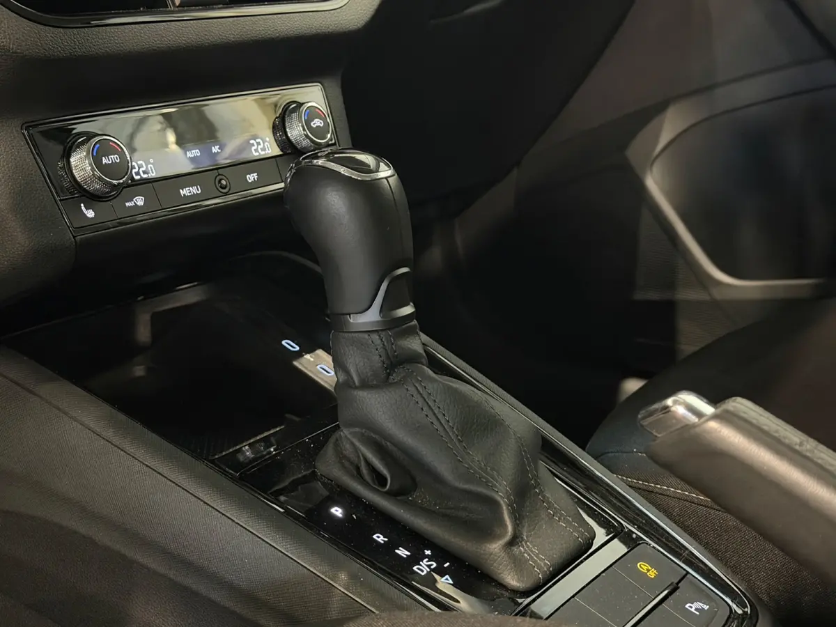1.0 TSI Sport Business | ACC | CARPLAY | TREKHAAK | AUTOMAAT